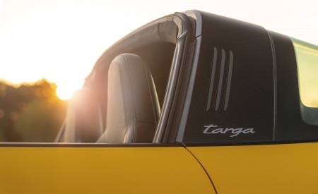 2021 Porsche 911 Targa 4S (Color: Racing Yellow) Detail Wallpapers 450x275 (42)