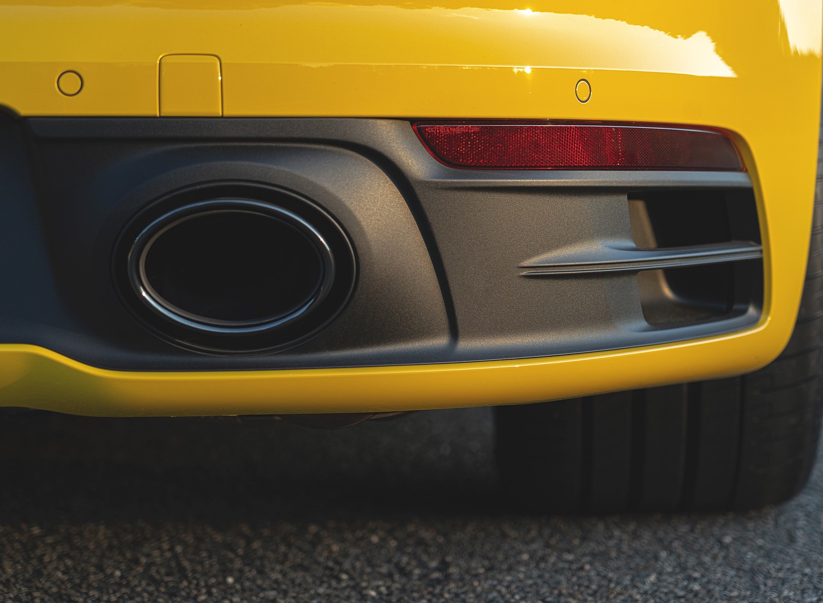 2021 Porsche 911 Targa 4S (Color: Racing Yellow) Exhaust Wallpapers #53 of 138