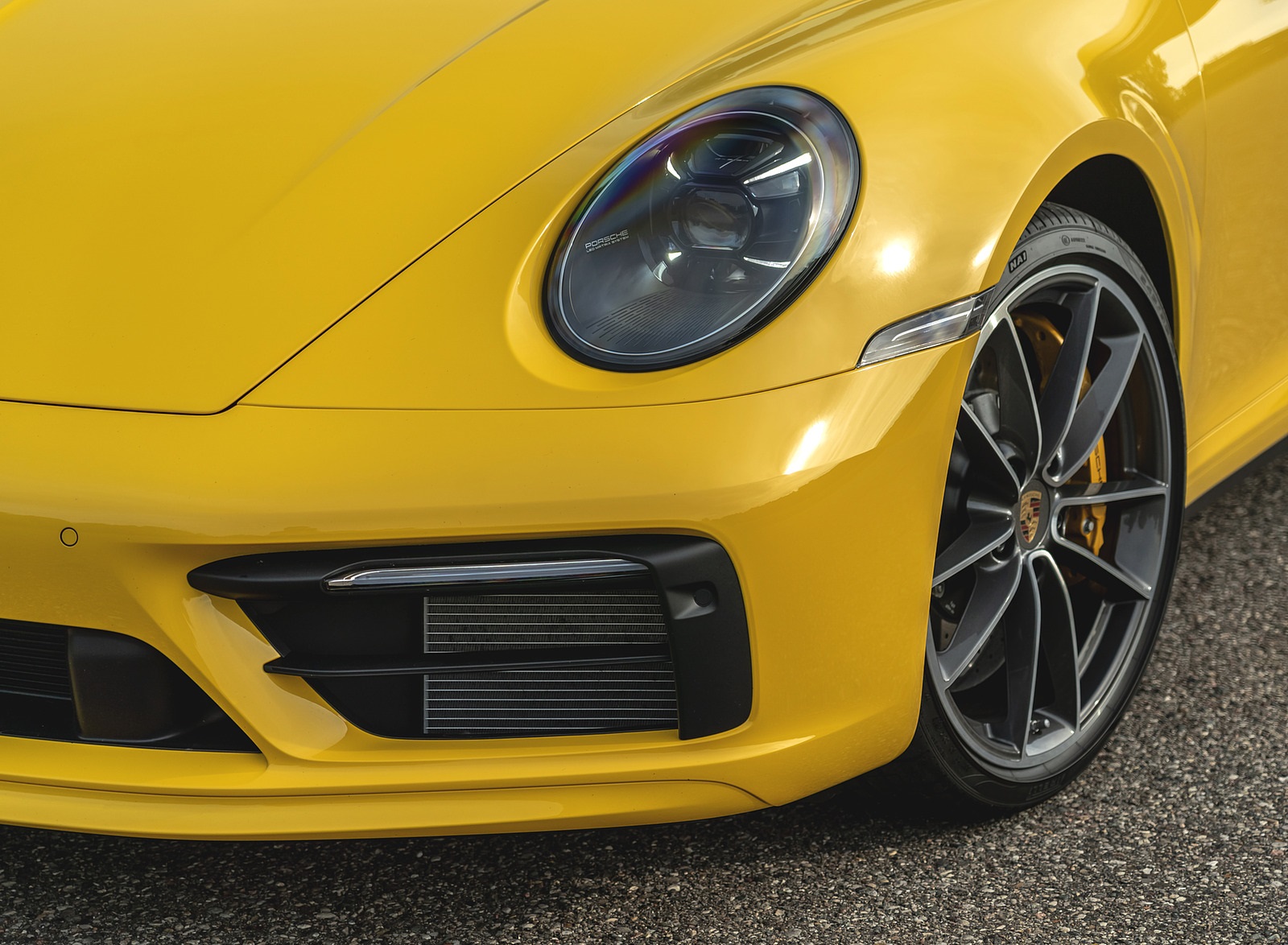 2021 Porsche 911 Targa 4S (Color: Racing Yellow) Headlight Wallpapers  #45 of 138