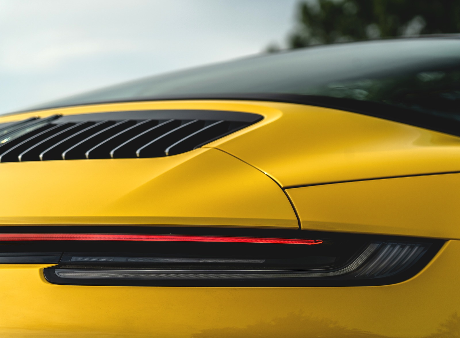 2021 Porsche 911 Targa 4S (Color: Racing Yellow) Tail Light Wallpapers #50 of 138