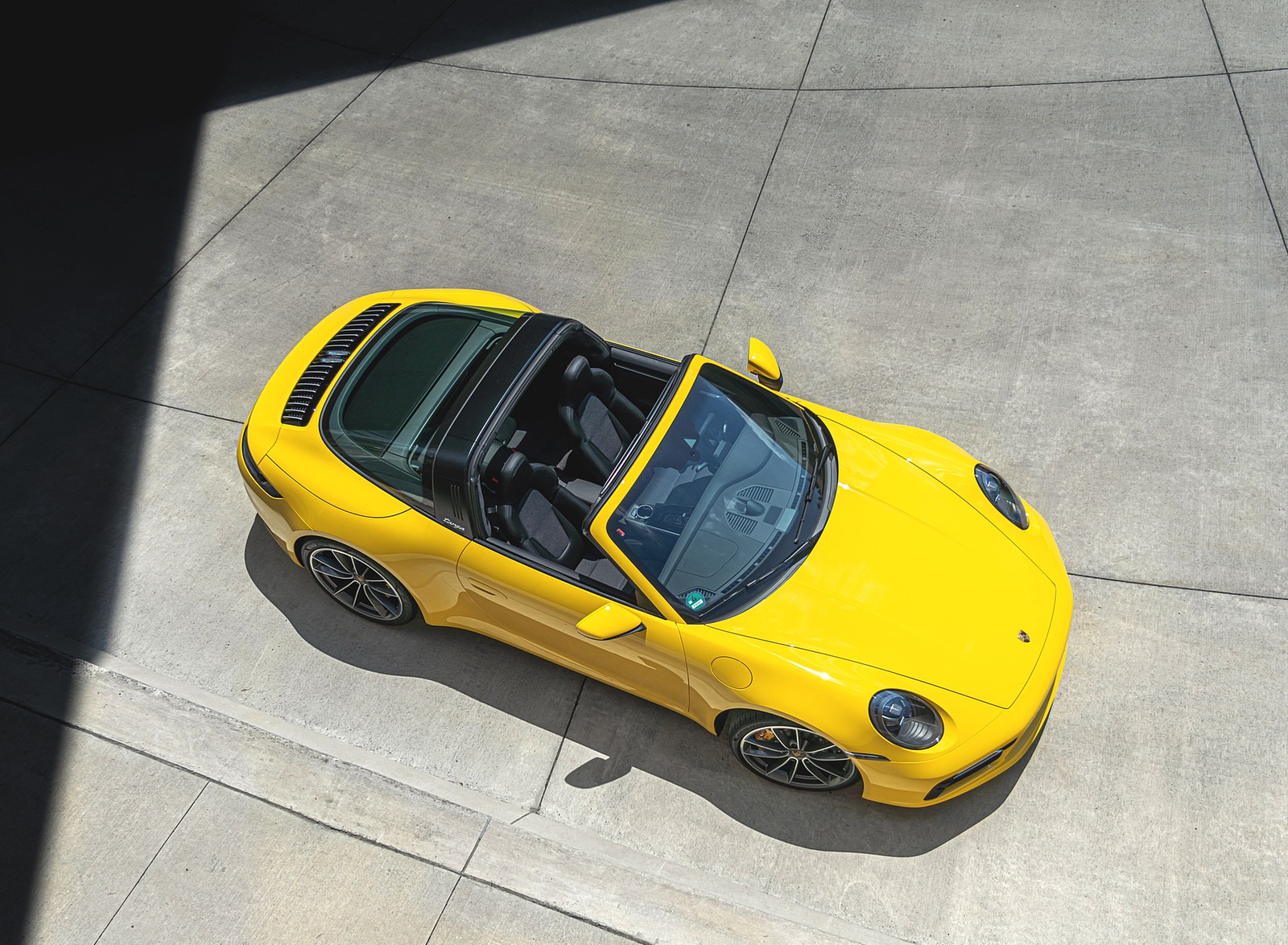 2021 Porsche 911 Targa 4S (Color: Racing Yellow) Top Wallpapers #27 of 138
