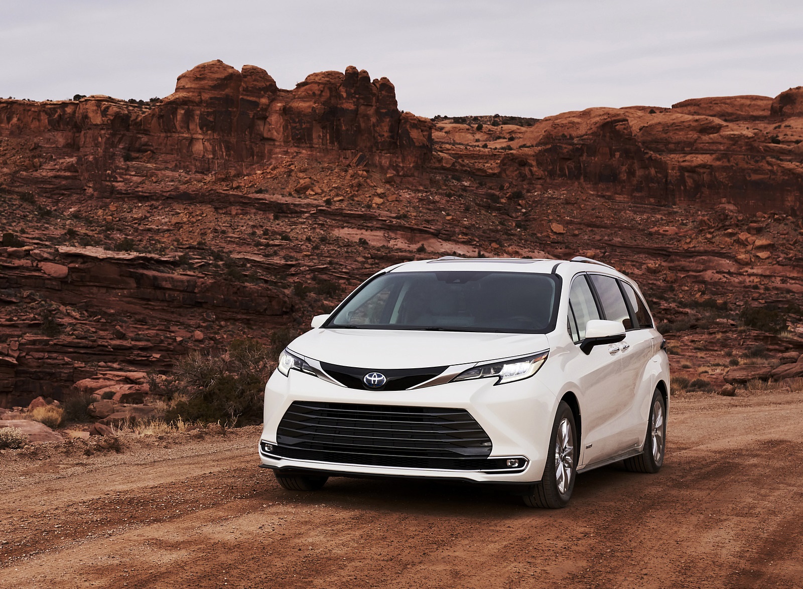 2021 Toyota Sienna Limited Hybrid Front Wallpapers #1 of 6