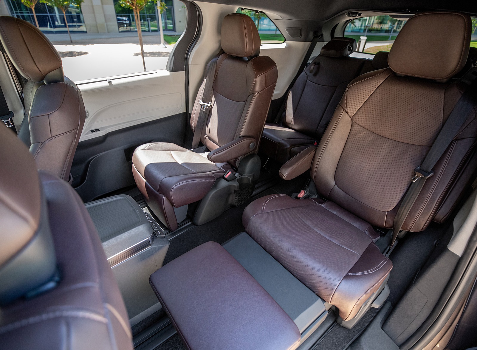 2021 Toyota Sienna Platinum Hybrid Interior Seats Wallpapers #16 of 19