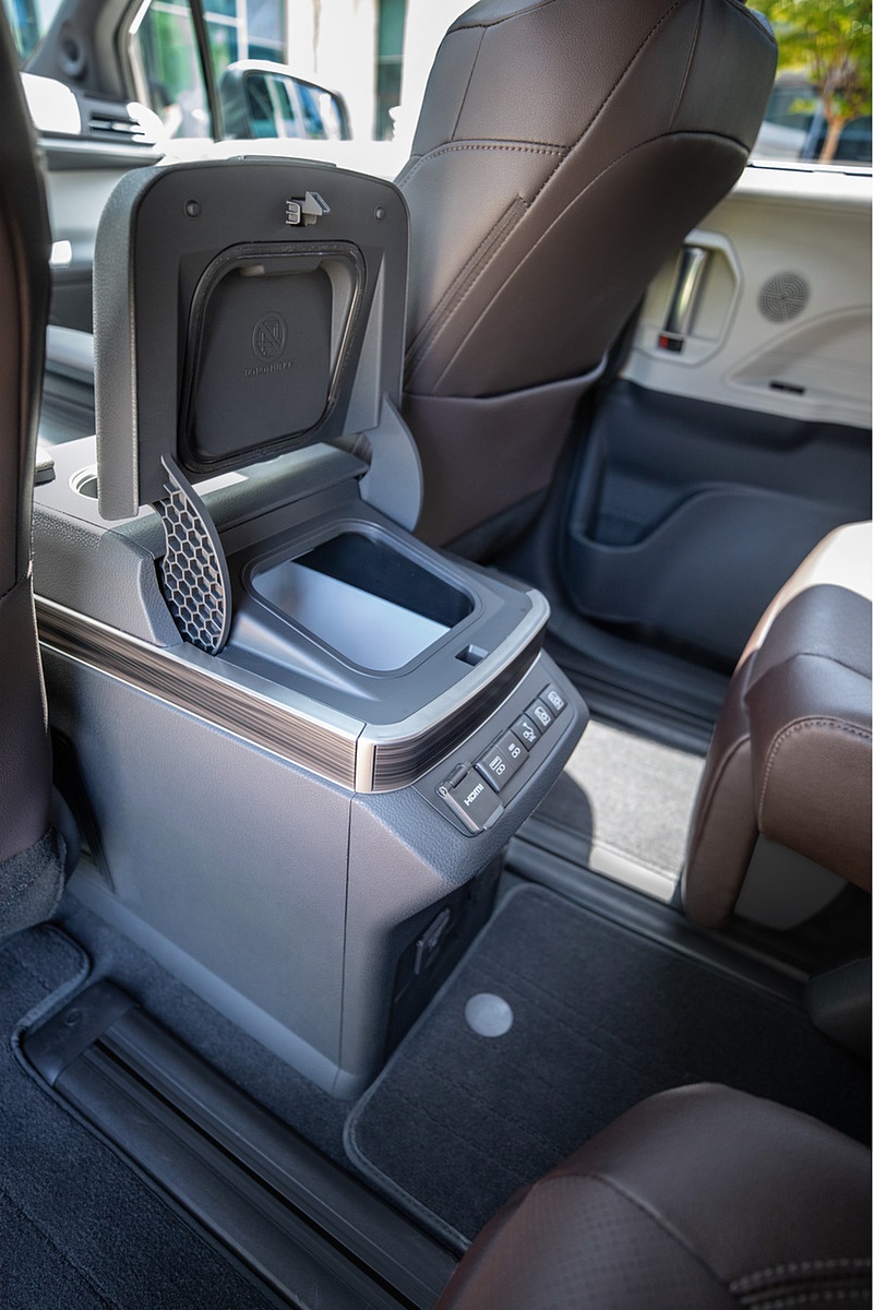 2021 Toyota Sienna Platinum Hybrid Onboard Refrigerator Interior Detail Wallpapers #17 of 19