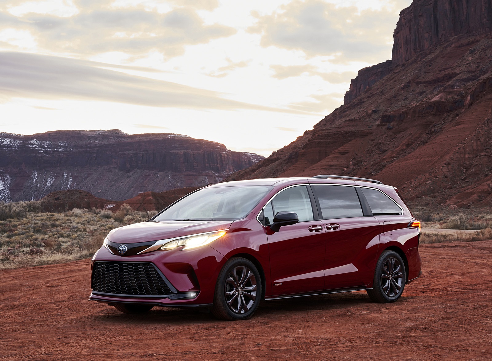 2021 Toyota Sienna XSE Hybrid Front Three-Quarter Wallpapers #1 of 11