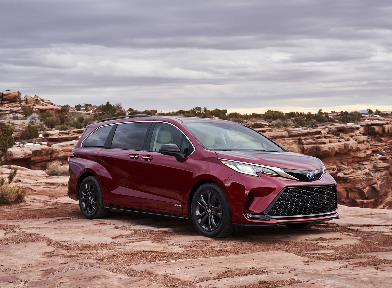 2021 Toyota Sienna XSE Hybrid Front Three-Quarter Wallpapers (2)