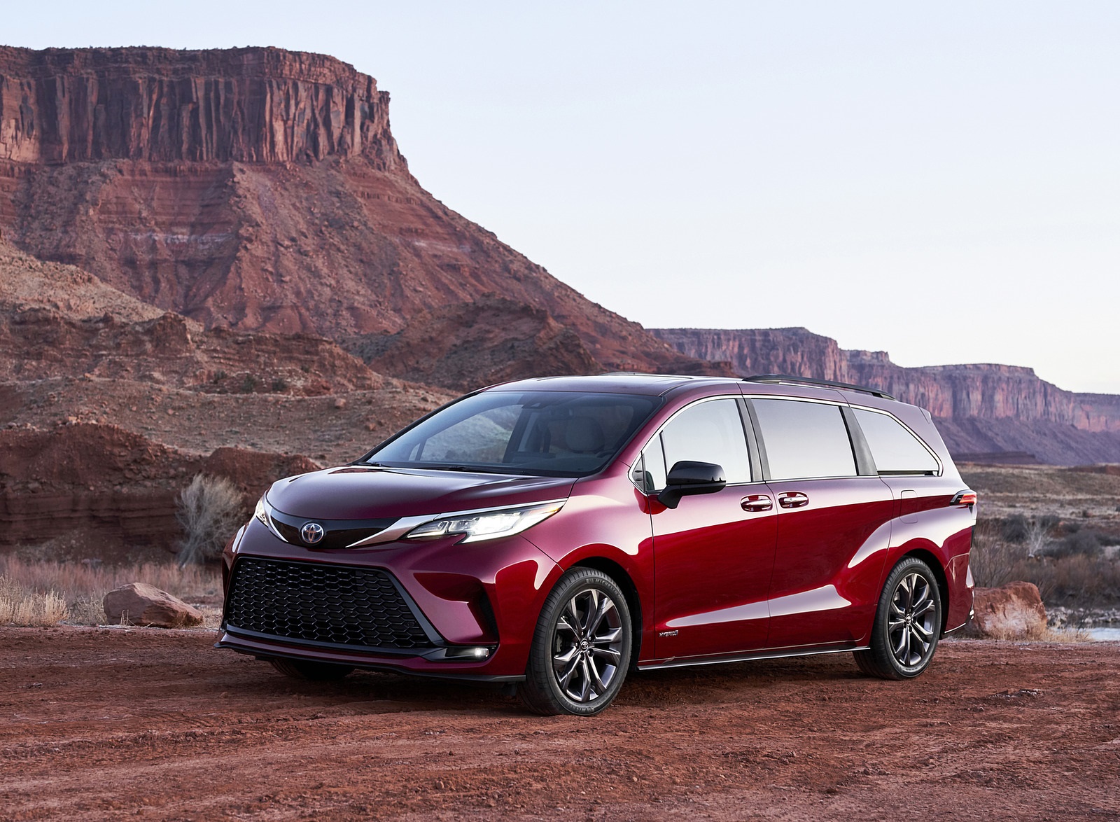 2021 Toyota Sienna XSE Hybrid Front Three-Quarter Wallpapers #3 of 11