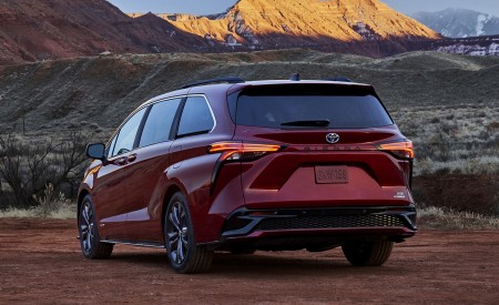 2021 Toyota Sienna XSE Hybrid Rear Three-Quarter Wallpapers 450x275 (6)