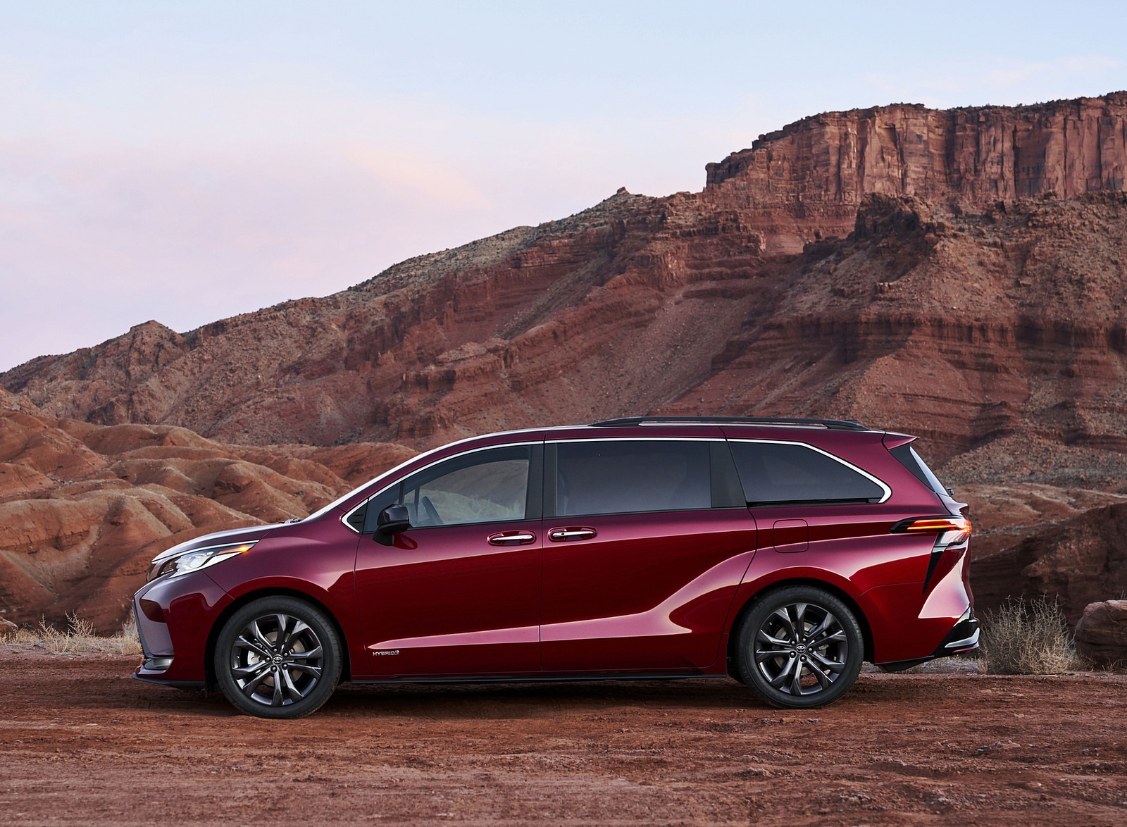 2021 Toyota Sienna XSE Hybrid Side Wallpapers #7 of 11