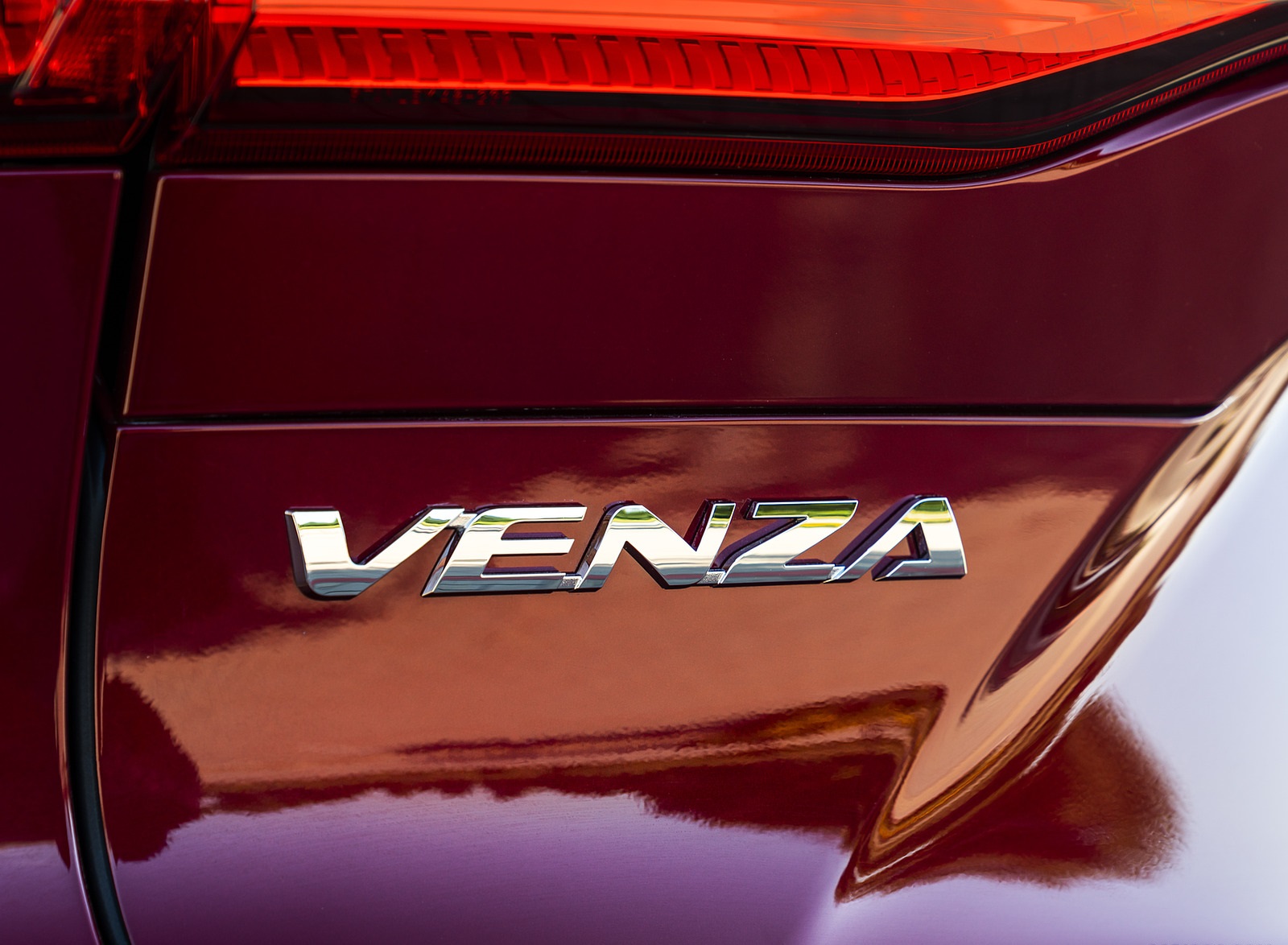 2021 Toyota Venza Hybrid LE Badge Wallpapers #24 of 70