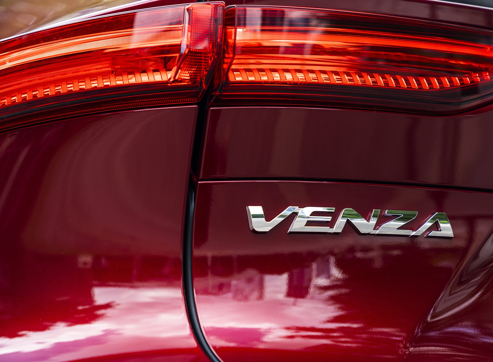 2021 Toyota Venza Hybrid LE Detail Wallpapers #21 of 70
