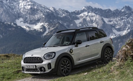 2021 MINI Countryman SE ALL4 Plug-In Hybrid Front Three-Quarter Wallpapers 450x275 (30)