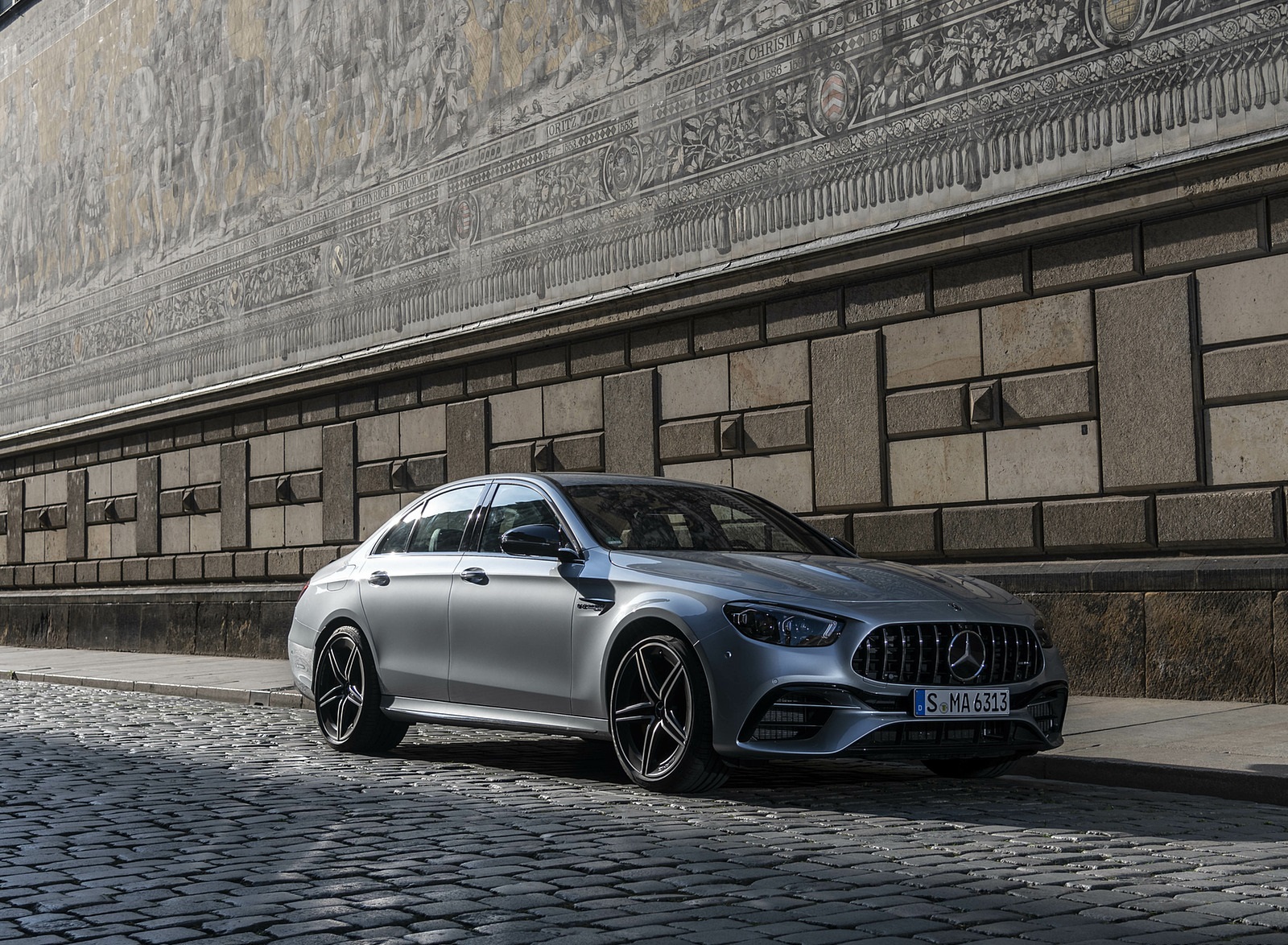 2021 Mercedes-AMG E 63 S 4MATIC+ (Color: High-Tech Silver Metallic) Front Three-Quarter Wallpapers #31 of 96