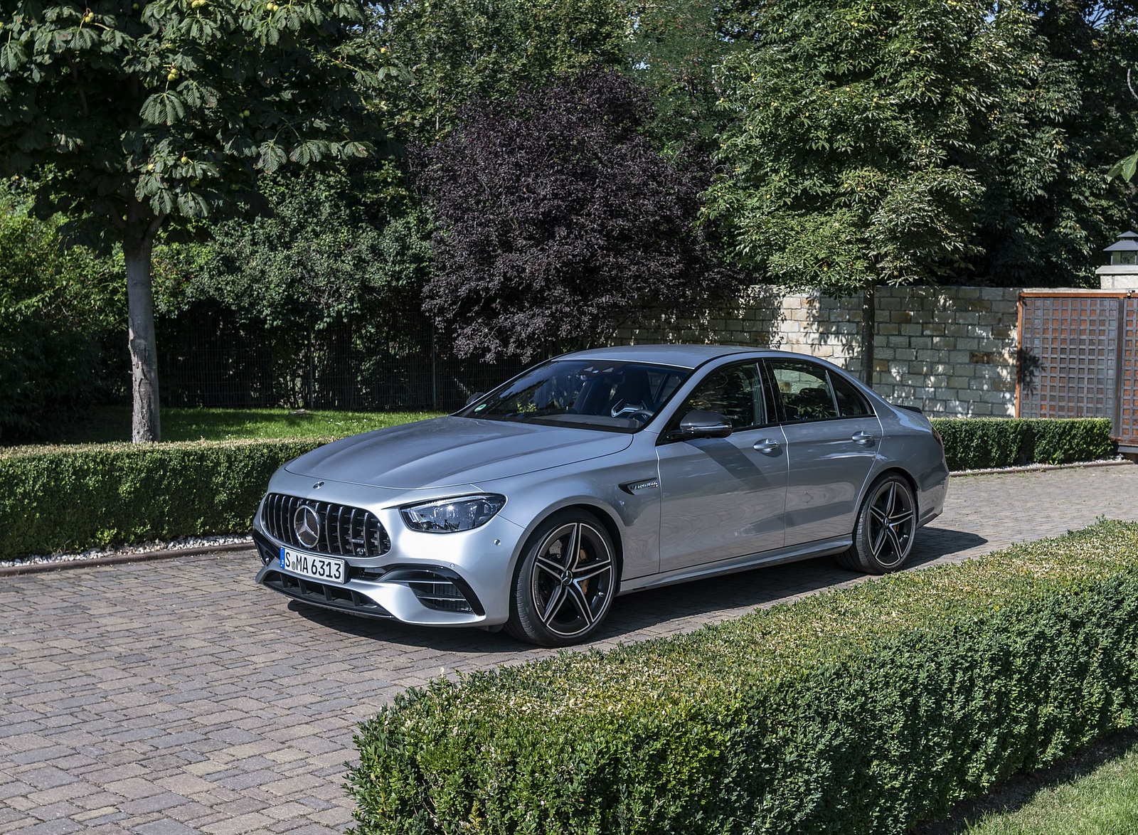2021 Mercedes-AMG E 63 S 4MATIC+ (Color: High-Tech Silver Metallic) Front Three-Quarter Wallpapers #19 of 96