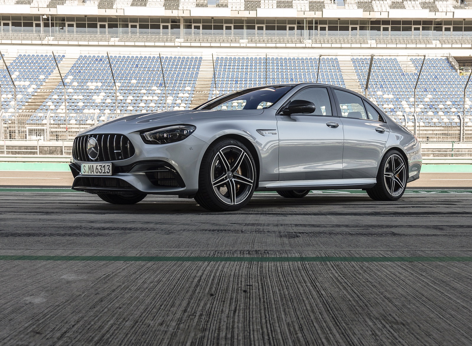2021 Mercedes-AMG E 63 S 4MATIC+ (Color: High-Tech Silver Metallic) Front Three-Quarter Wallpapers #12 of 96