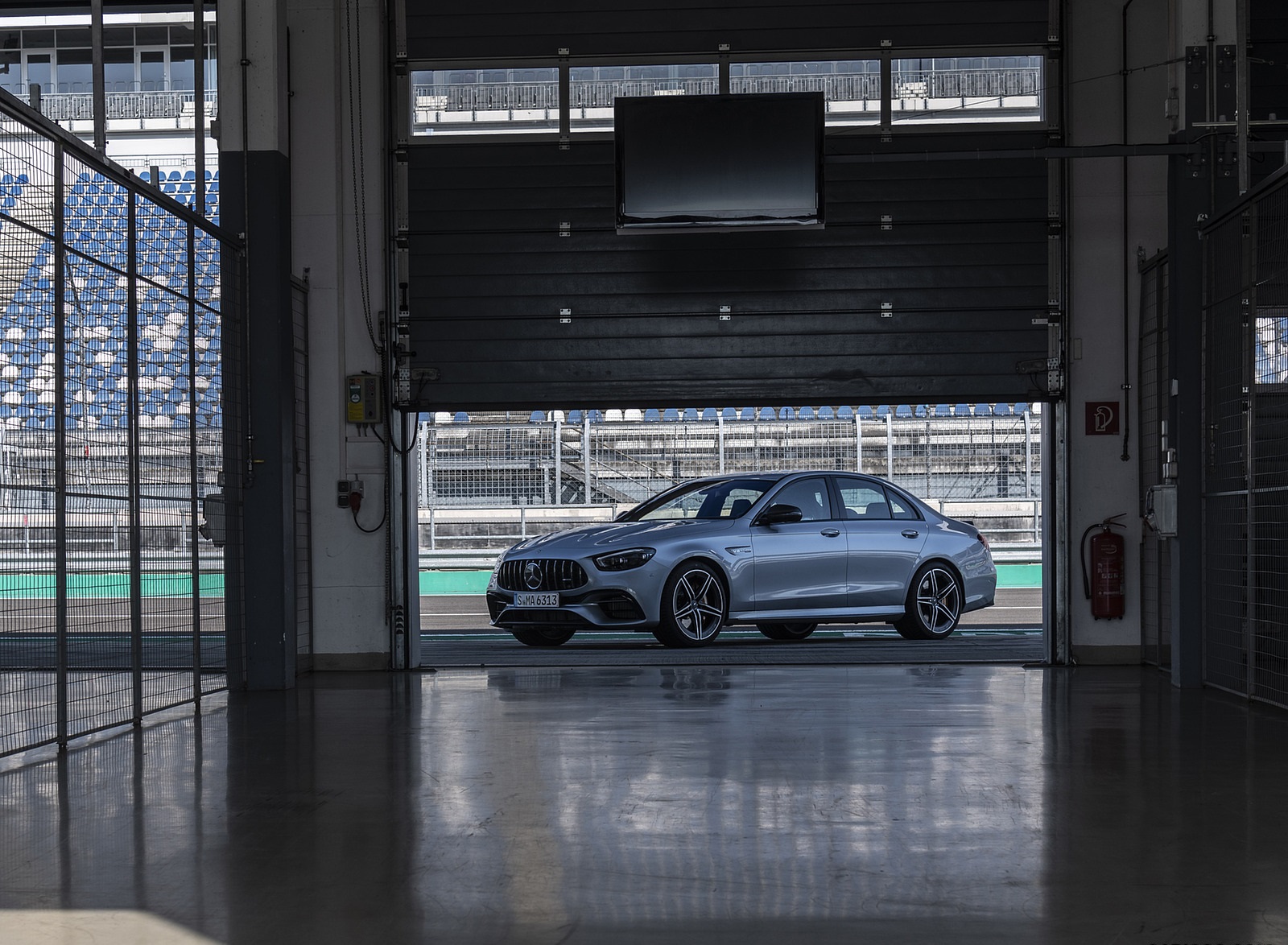 2021 Mercedes-AMG E 63 S 4MATIC+ (Color: High-Tech Silver Metallic) Front Three-Quarter Wallpapers #13 of 96