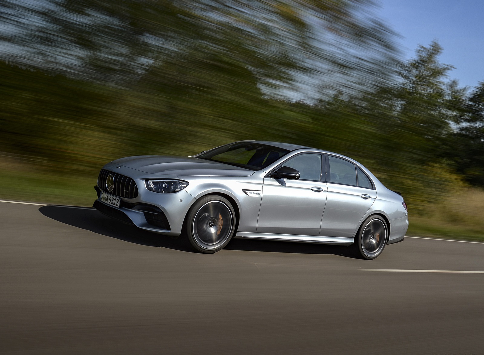 2021 Mercedes-AMG E 63 S 4MATIC+ (Color: High-Tech Silver Metallic) Front Three-Quarter Wallpapers #4 of 96