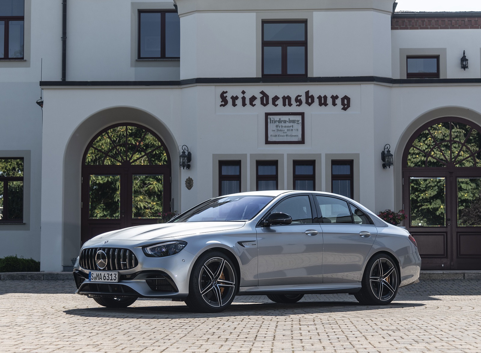 2021 Mercedes-AMG E 63 S 4MATIC+ (Color: High-Tech Silver Metallic) Front Three-Quarter Wallpapers #21 of 96