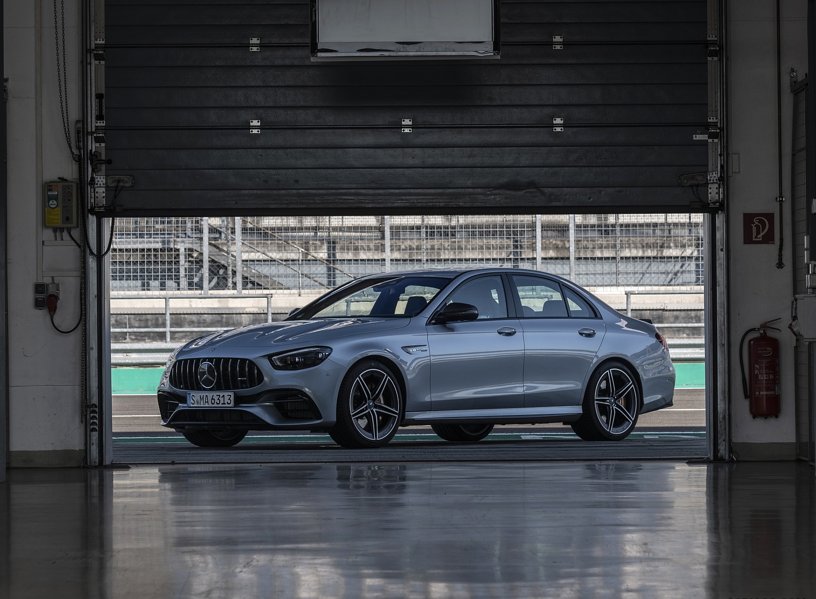 2021 Mercedes-AMG E 63 S 4MATIC+ (Color: High-Tech Silver Metallic) Front Three-Quarter Wallpapers #14 of 96