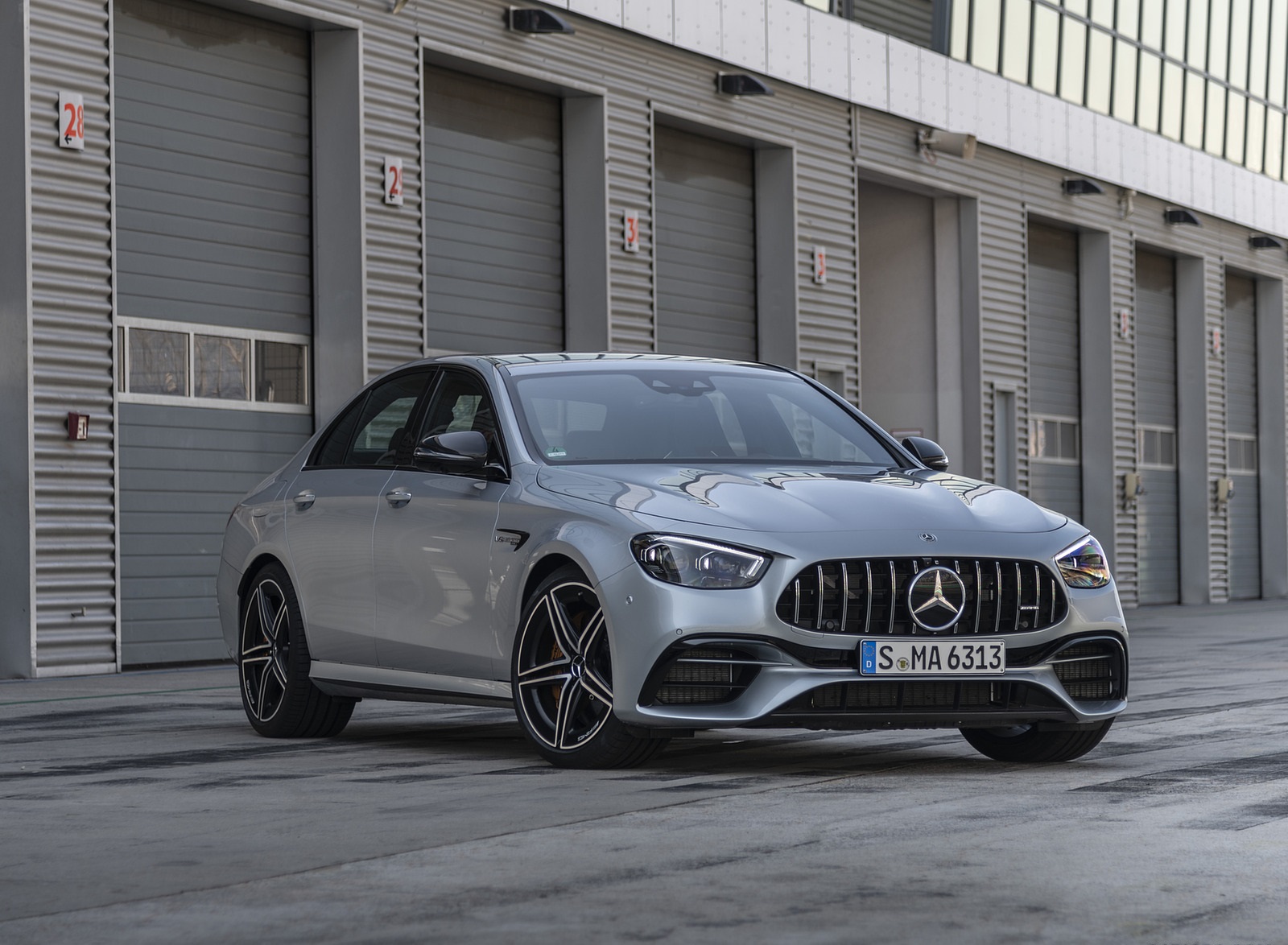 2021 Mercedes-AMG E 63 S 4MATIC+ (Color: High-Tech Silver Metallic) Front Three-Quarter Wallpapers #16 of 96