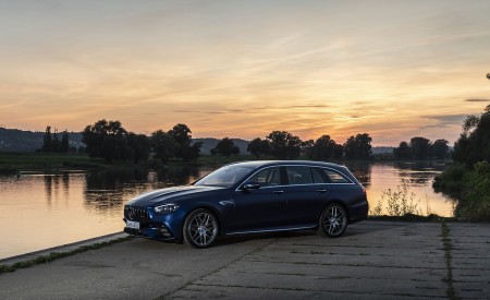 2021 Mercedes-AMG E 63 S Estate 4MATIC+ (Color: Designo Magno Brilliant Blue) Front Three-Quarter Wallpapers 450x275 (21)