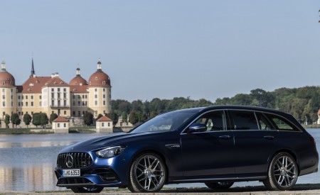 2021 Mercedes-AMG E 63 S Estate 4MATIC+ (Color: Designo Magno Brilliant Blue) Front Three-Quarter Wallpapers 450x275 (25)