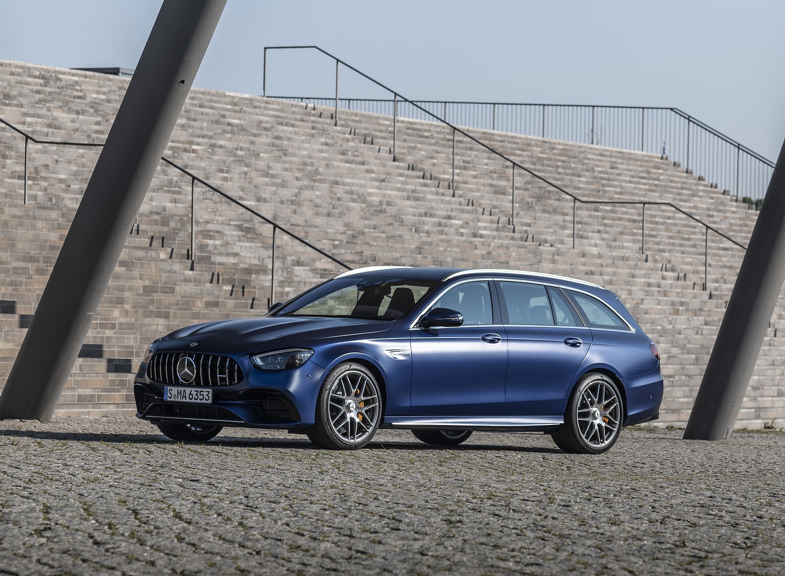 2021 Mercedes-AMG E 63 S Estate 4MATIC+ (Color: Designo Magno Brilliant Blue) Front Three-Quarter Wallpapers #14 of 95