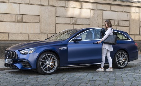 2021 Mercedes-AMG E 63 S Estate 4MATIC+ (Color: Designo Magno Brilliant Blue) Front Three-Quarter Wallpapers 450x275 (43)