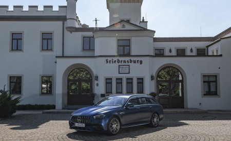 2021 Mercedes-AMG E 63 S Estate 4MATIC+ (Color: Designo Magno Brilliant Blue) Front Three-Quarter Wallpapers 450x275 (34)