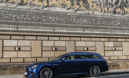 2021 Mercedes-AMG E 63 S Estate 4MATIC+ (Color: Designo Magno Brilliant Blue) Front Three-Quarter Wallpapers 450x275 (26)