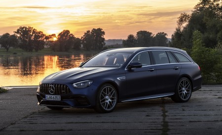 2021 Mercedes-AMG E 63 S Estate 4MATIC+ (Color: Designo Magno Brilliant Blue) Front Three-Quarter Wallpapers 450x275 (20)