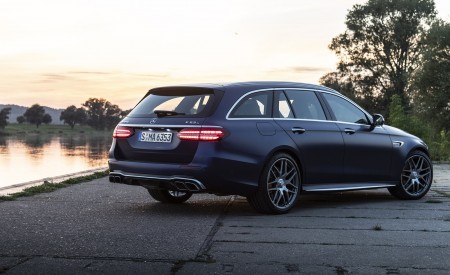 2021 Mercedes-AMG E 63 S Estate 4MATIC+ (Color: Designo Magno Brilliant Blue) Rear Three-Quarter Wallpapers 450x275 (27)