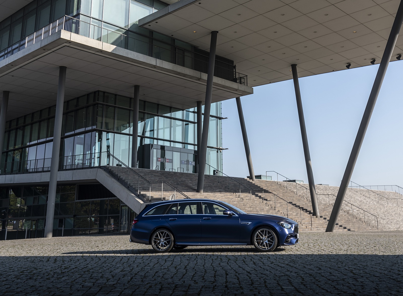 2021 Mercedes-AMG E 63 S Estate 4MATIC+ (Color: Designo Magno Brilliant Blue) Side Wallpapers #19 of 95