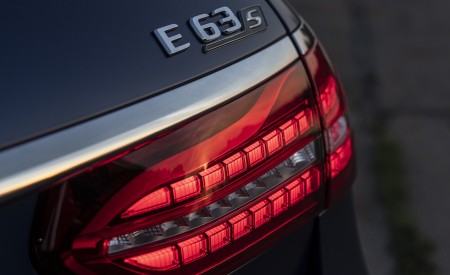 2021 Mercedes-AMG E 63 S Estate 4MATIC+ (Color: Designo Magno Brilliant Blue) Tail Light Wallpapers 450x275 (46)