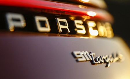 2021 Porsche 911 Targa 4S Heritage Design Edition (Color: Cherry Metallic) Badge Wallpapers 450x275 (56)