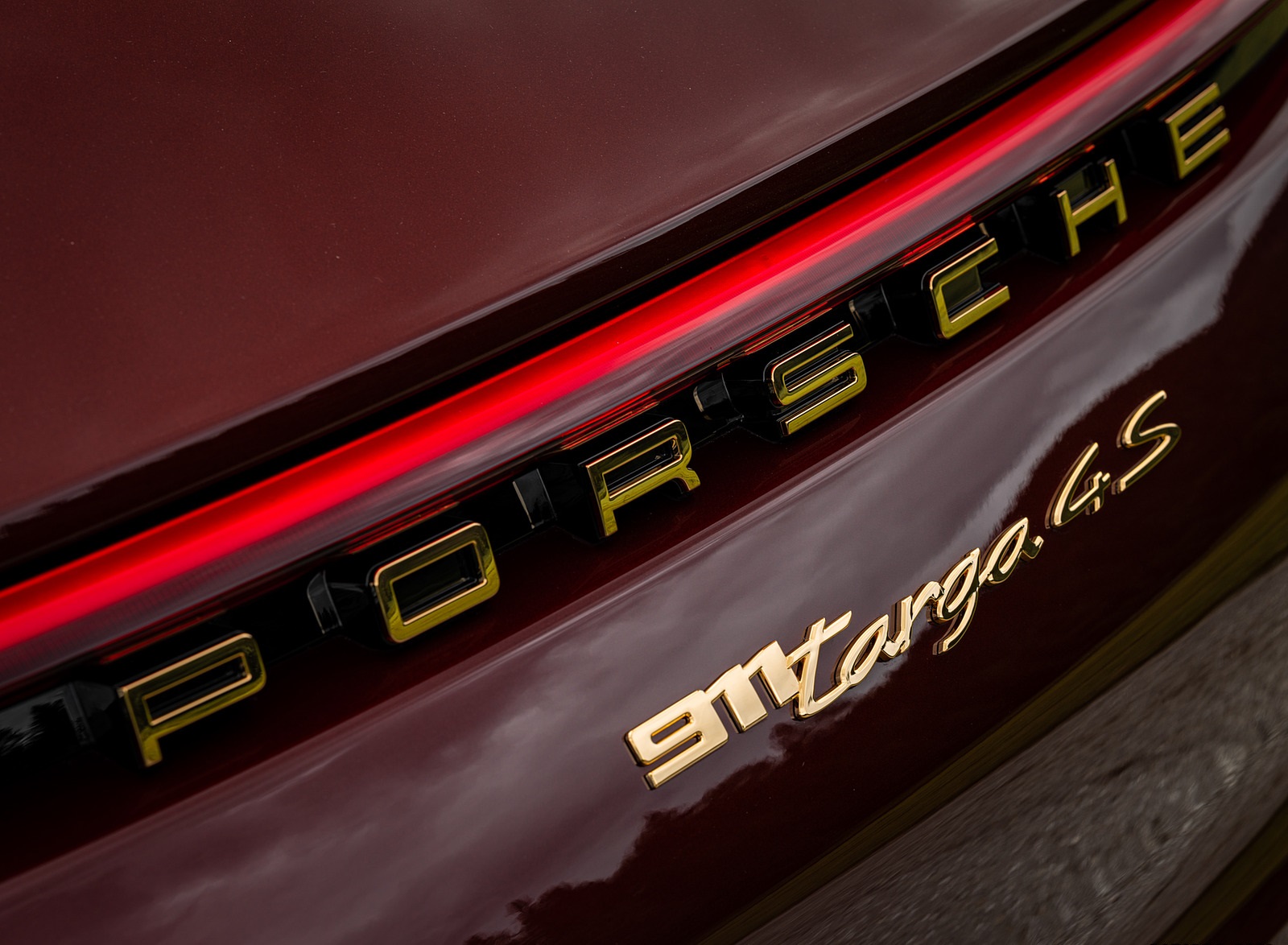 2021 Porsche 911 Targa 4S Heritage Design Edition (Color: Cherry Metallic) Badge Wallpapers #55 of 82