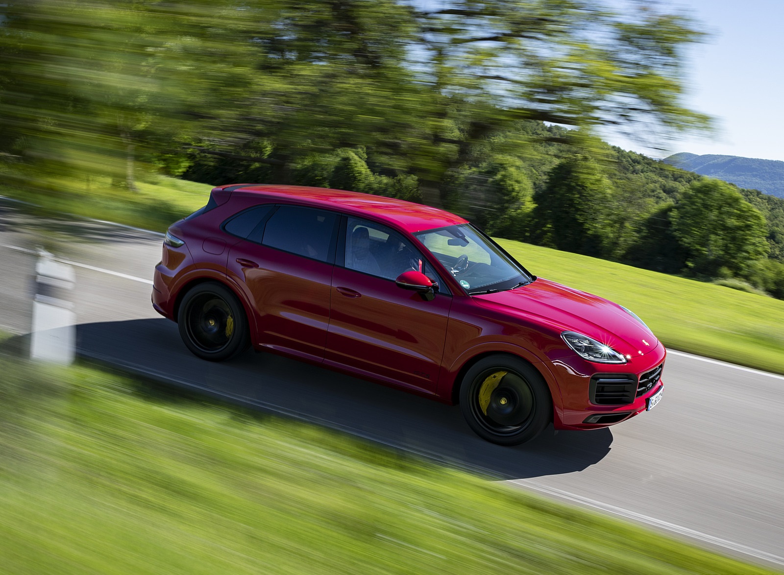 2021 Porsche Cayenne GTS (Color: Carmine Red) Front Three-Quarter Wallpapers (2)