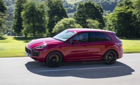 2021 Porsche Cayenne GTS (Color: Carmine Red) Front Three-Quarter Wallpapers 450x275 (3)