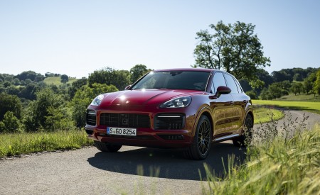 2021 Porsche Cayenne GTS (Color: Carmine Red) Front Three-Quarter Wallpapers 450x275 (10)