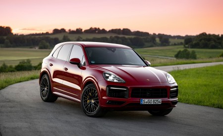 2021 Porsche Cayenne GTS (Color: Carmine Red) Front Three-Quarter Wallpapers 450x275 (11)