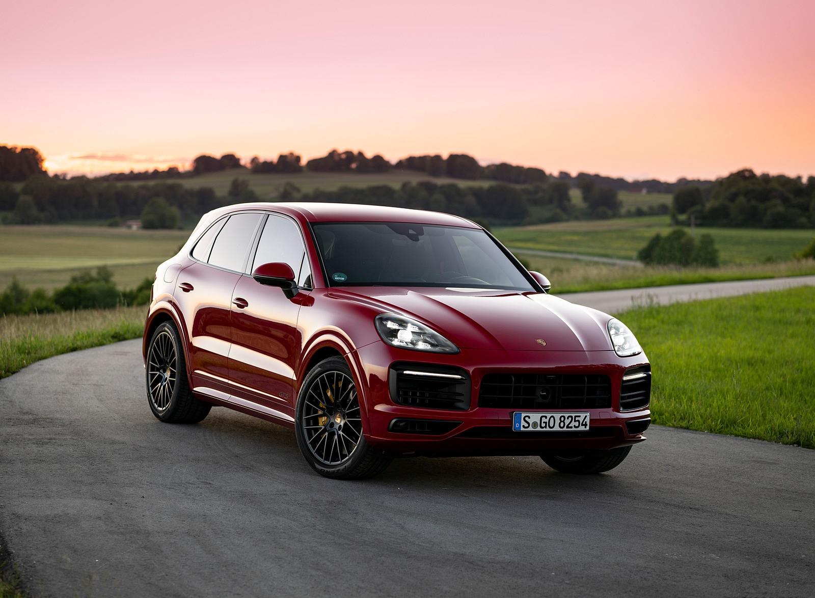 2021 Porsche Cayenne GTS (Color: Carmine Red) Front Three-Quarter Wallpapers #11 of 84