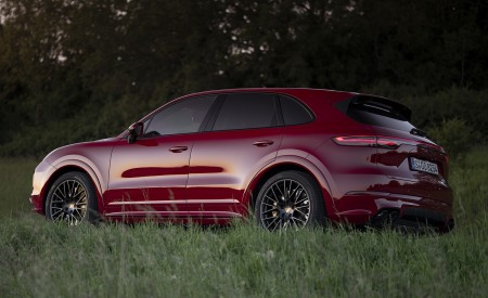 2021 Porsche Cayenne GTS (Color: Carmine Red) Rear Three-Quarter Wallpapers 450x275 (13)