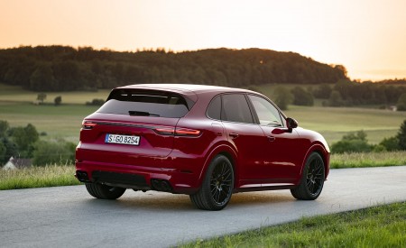 2021 Porsche Cayenne GTS (Color: Carmine Red) Rear Three-Quarter Wallpapers 450x275 (14)
