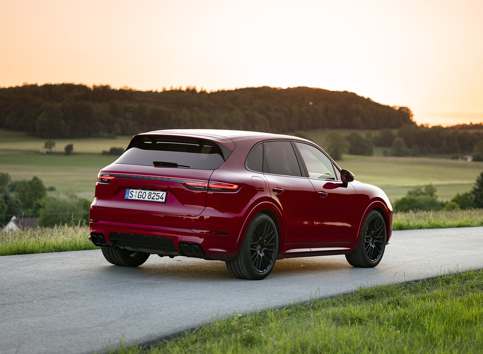 2021 Porsche Cayenne GTS (Color: Carmine Red) Rear Three-Quarter Wallpapers #14 of 84