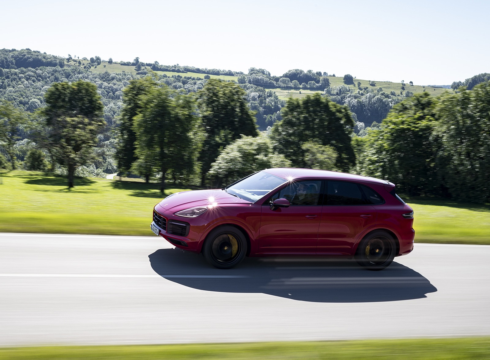 2021 Porsche Cayenne GTS (Color: Carmine Red) Side Wallpapers (8)