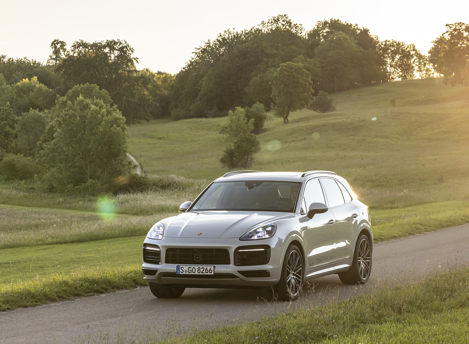 2021 Porsche Cayenne GTS (Color: Sechura Beige Metallic) Front Three-Quarter Wallpapers #32 of 84