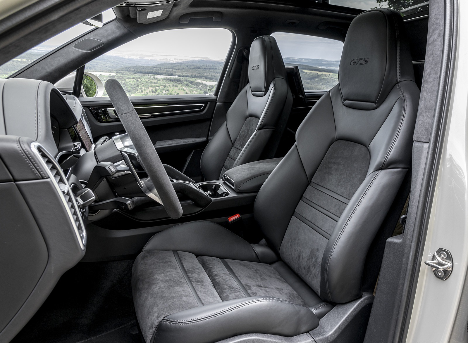 2021 Porsche Cayenne GTS (Color: Sechura Beige Metallic) Interior Front Seats Wallpapers #76 of 84