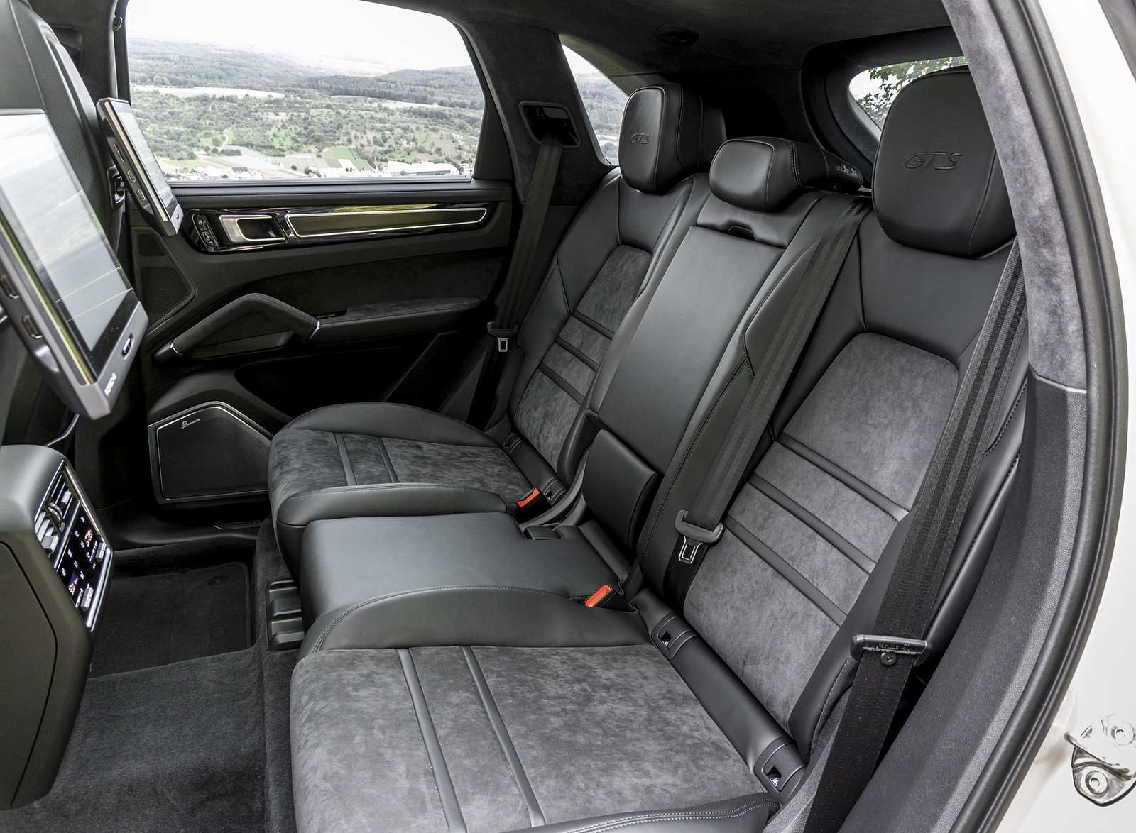 2021 Porsche Cayenne GTS (Color: Sechura Beige Metallic) Interior Rear Seats Wallpapers #75 of 84