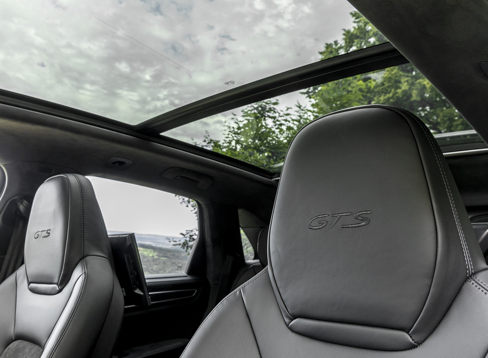 2021 Porsche Cayenne GTS (Color: Sechura Beige Metallic) Panoramic Roof Wallpapers #74 of 84