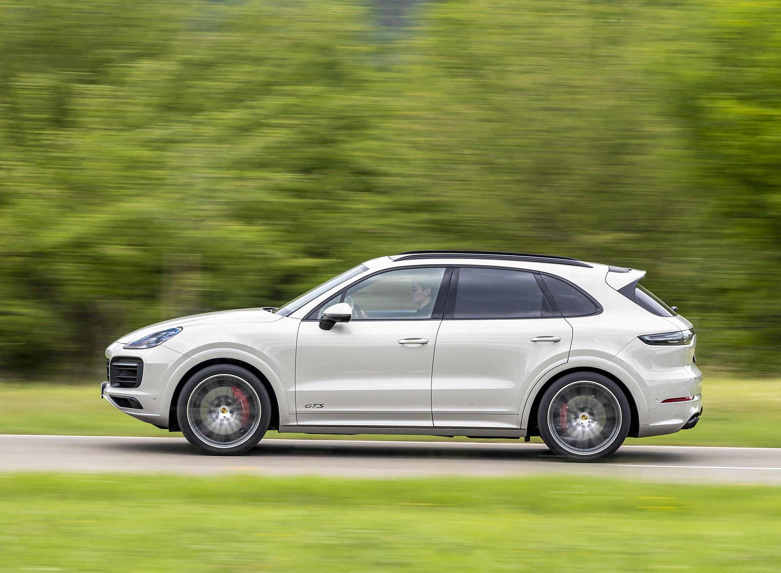 2021 Porsche Cayenne GTS (Color: Sechura Beige Metallic) Side Wallpapers #53 of 84